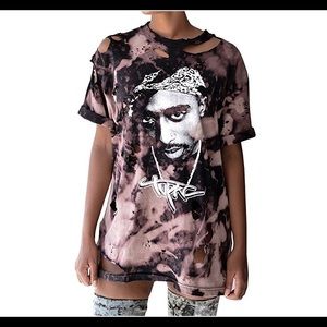 2pac T-shirt.